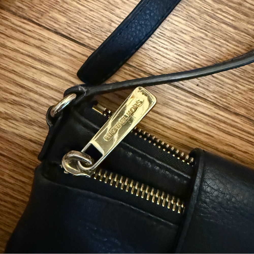 Michael Kors Black Crossbody Bag w/Built in Wallet & Gold Logo & Hardware, UGC - Picture 5 of 16